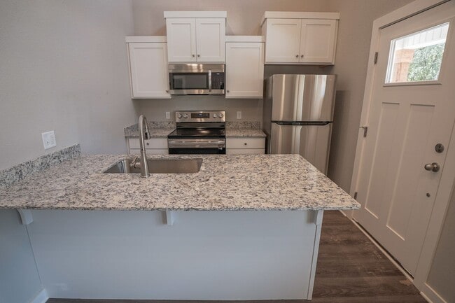 Building Photo - 2 Bedroom 2 Baths, close to UofA!!