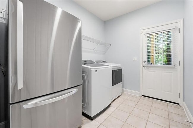 Building Photo - 3655 E Paces Walk