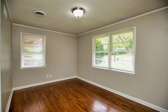 Building Photo - ** 3 bed 2 bath located in Forrest Hills ** Call 334-366-9198 to schedule a self showing