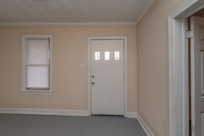 Building Photo - PRICE REDUCED- $995 - Cute 3 Bed/2 Bath Si...