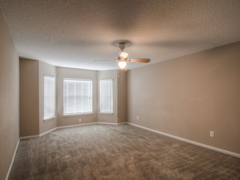 Building Photo - 13904 Fish Eagle Dr E