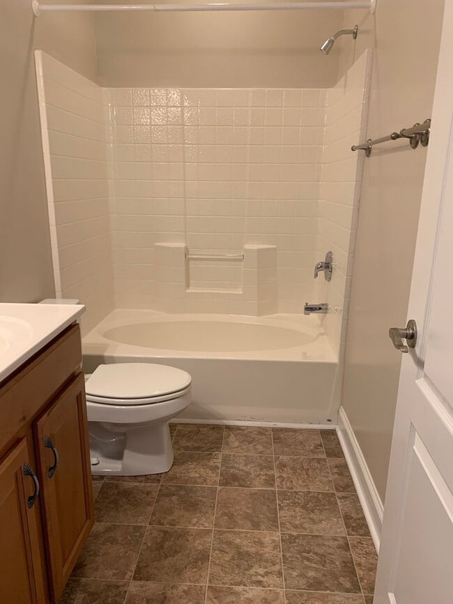 Building Photo - 2 Bedroom 2 Bath Townhouse