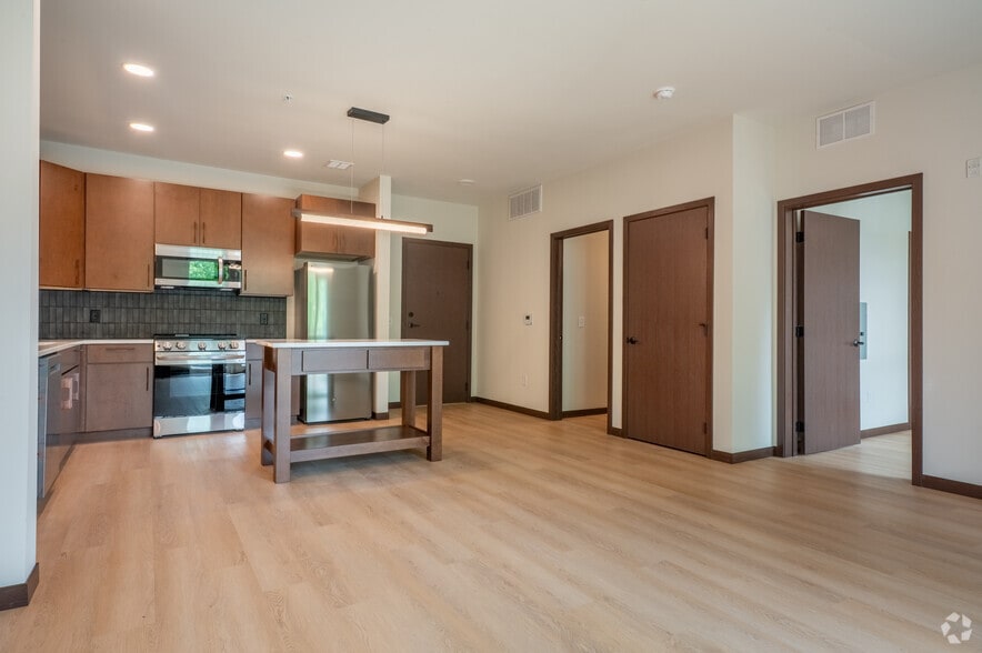 1BR, 1BA - 757SF - Kitchen, Living Room - 252 Dunning