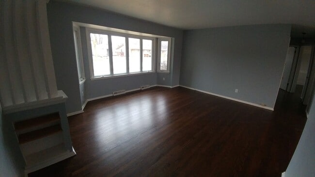 Building Photo - 3 Bedrooom Home Located in the Heart of We...