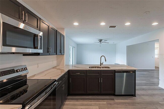 Building Photo - 326 W Grace St