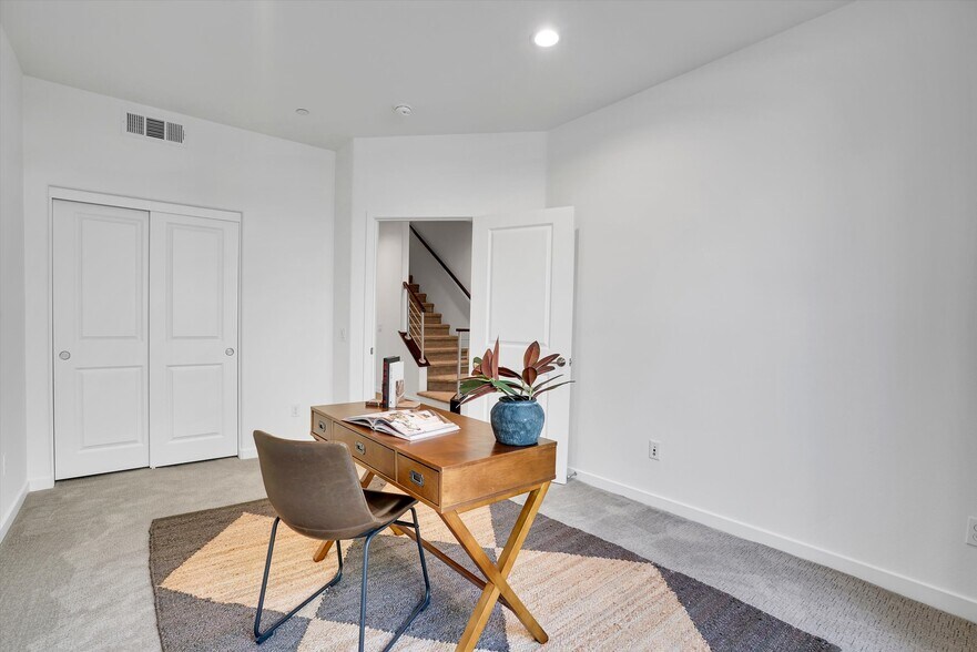 Building Photo - 1512 W Artesia Sq