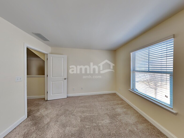 Building Photo - 2474 Beal St