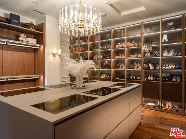 Building Photo - 5192 Parkway Calabasas