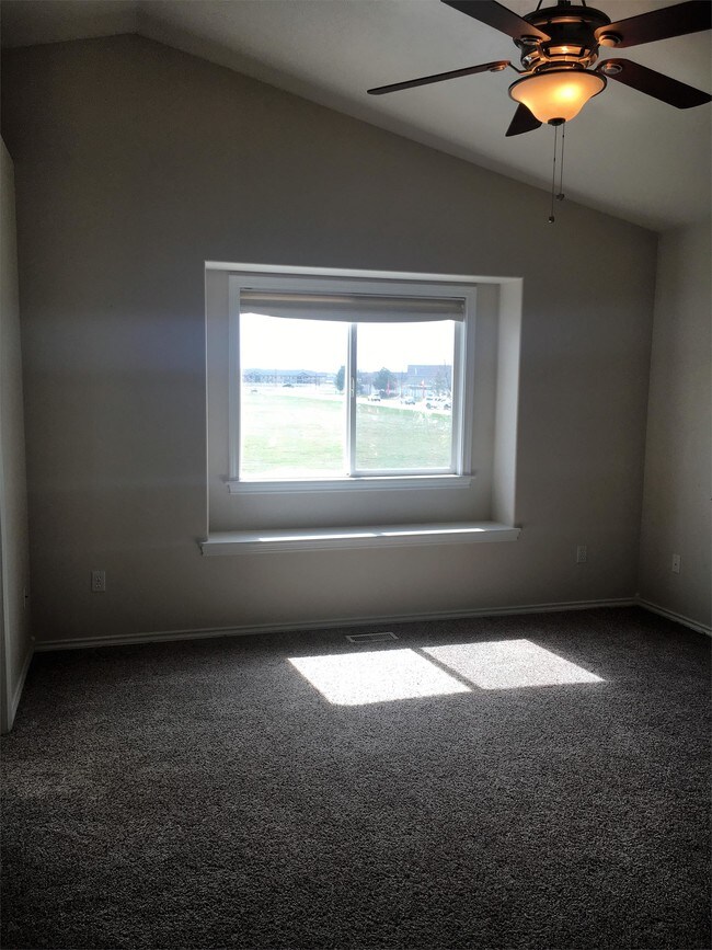 Building Photo - 725 W Ashby Dr