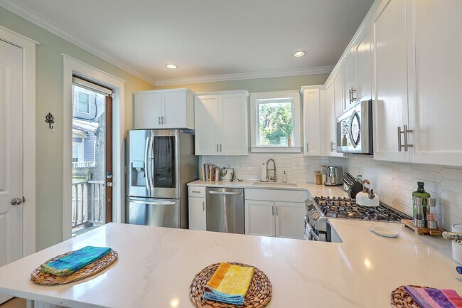 Building Photo - RARE Gem -- Downtown CHS Home!