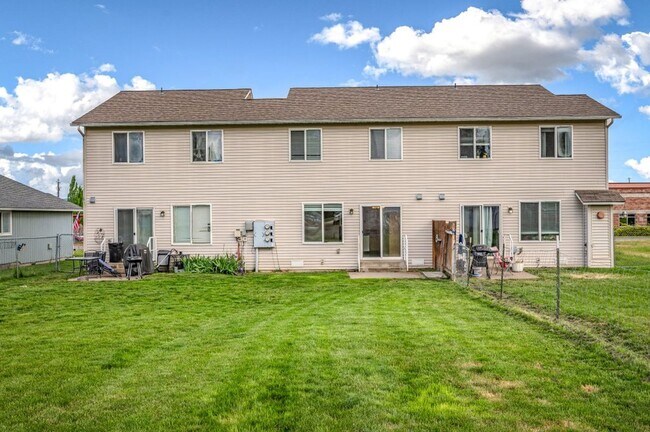 Building Photo - 3 bed 2 bath townhome