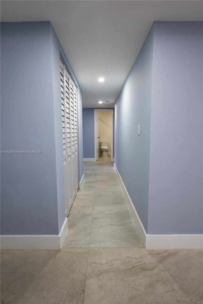 Building Photo - 20350 W Country Club Dr