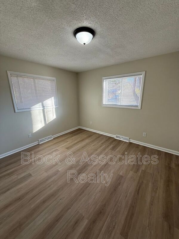 Building Photo - 824 Fermer Rd