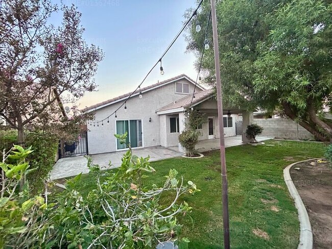 Building Photo - REDUCED! Spacious 4 bedroom 2 bathroom hom...