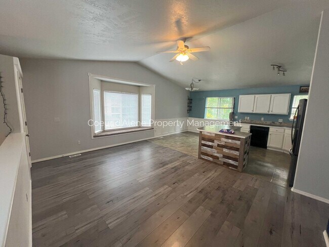 Building Photo - 3 bed, 2 bath house