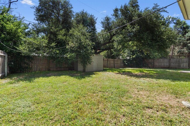 Building Photo - 1805 Gray Oak Dr
