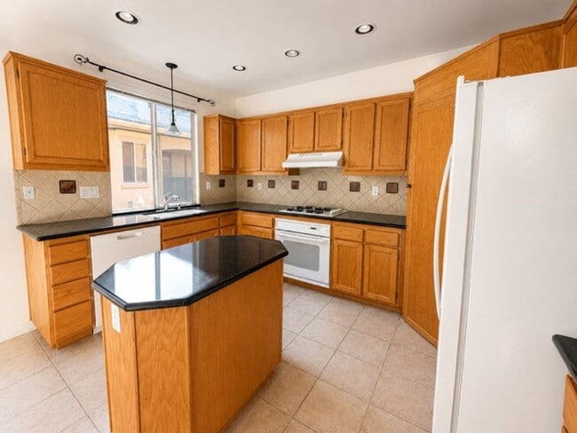 Building Photo - 910 Camino De La Reina