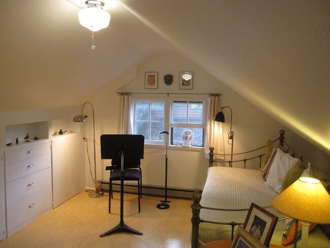 Building Photo - Charming Three Bedroom Home