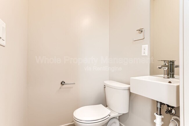 Building Photo - 2321 S High St