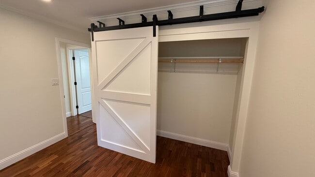 Building Photo - EPIC REA: Charming 2Bed/1Bath Condo w/ Parking