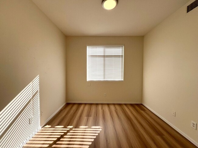 Building Photo - Beautiful two-story home with 5 bedrooms