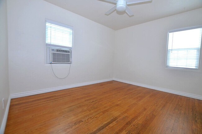 Building Photo - 1Bd/1Ba Home, large back yard. 1 Car garage.