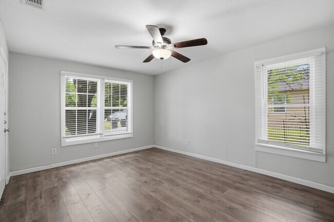 Building Photo - 505 E Heron St