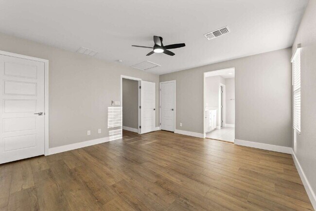 Building Photo - Beautiful two-story home with a bright open floor plan and modern finishes throughout. The spacio...