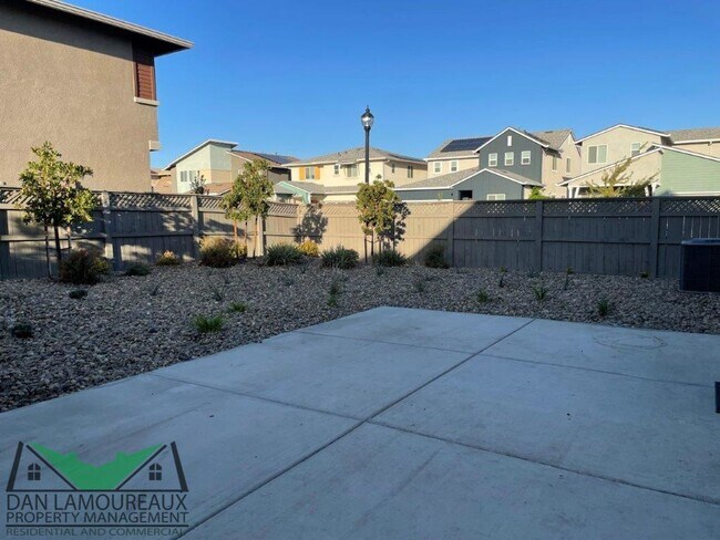 Building Photo - 4 Bedroom with solar