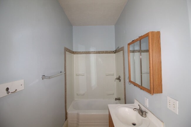 Building Photo - 4 Bedroom Home on West Side!