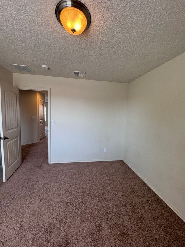 Building Photo - 4 bed home available now!