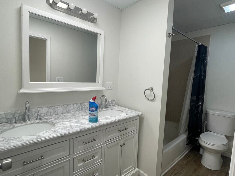 Master bath 6’ tub - 31 N Main St