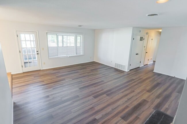 Building Photo - 3 BEd CONDO, NO DEPOSIT AND WATER INCLUDED...