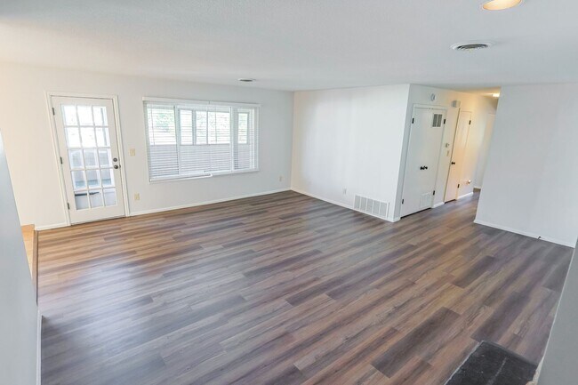 Building Photo - 3 BED CONDO,  WATER INCLUDED IN RENT