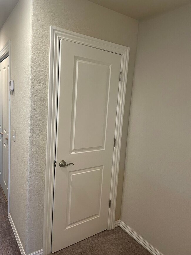 Building Photo - 3-Bedroom, 2.5-Bath TOWNHOME IN ROGERS!!!!