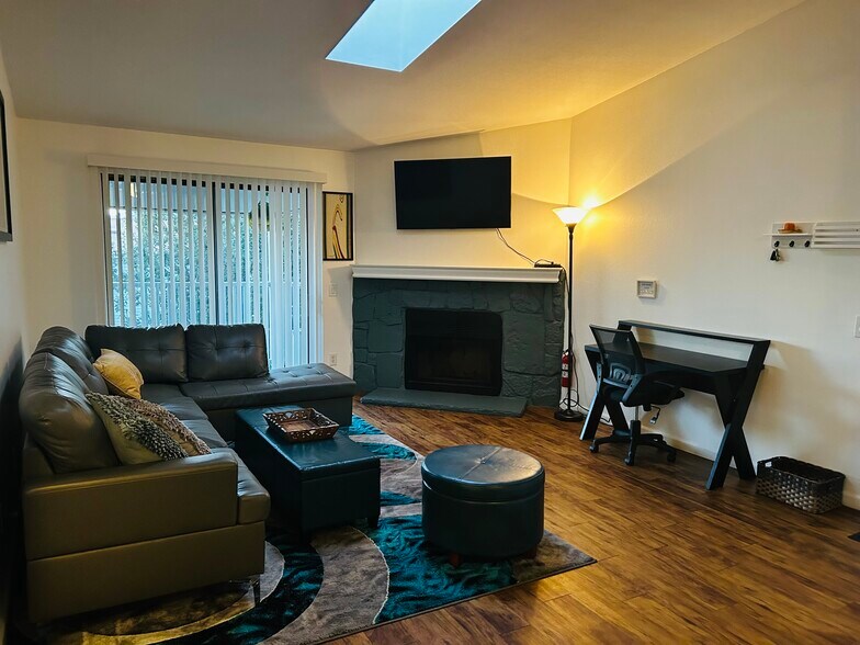 Building Photo - 910 S Walden St