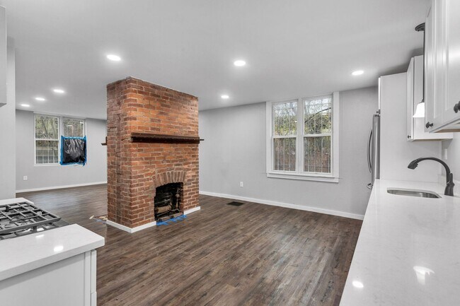 Building Photo - 4 Bed 2 Bath - Newly updated Shadyside home