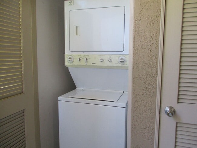 Building Photo - Beautiful 1 bedroom 1 bath 1st floor condo...