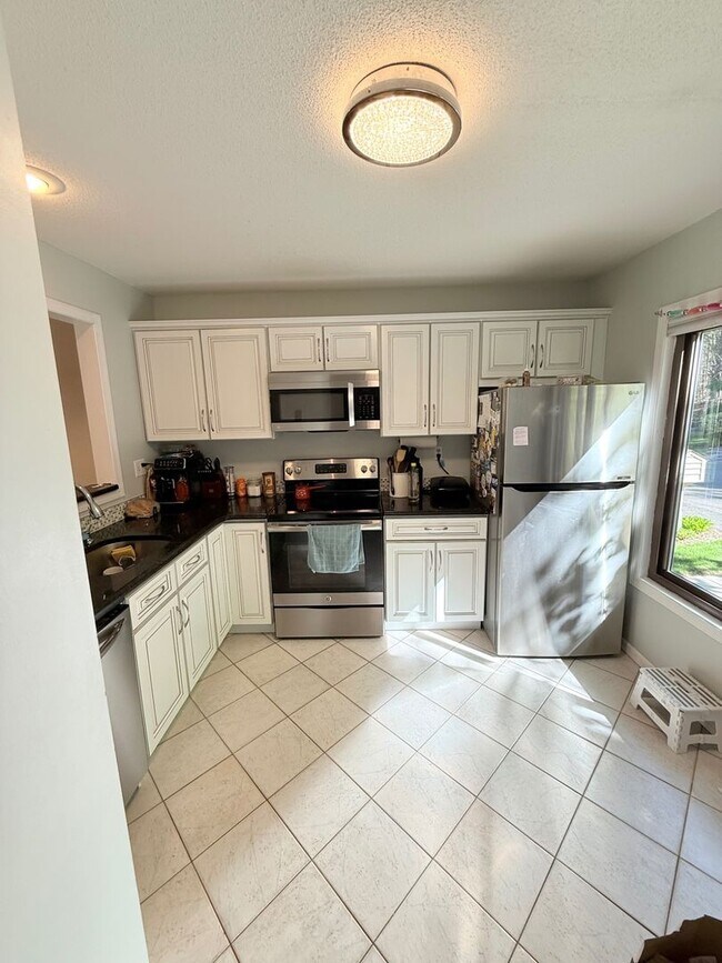 Building Photo - Farmington Woods Professional Townhouse Condo