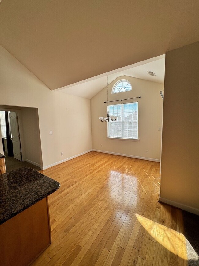 Building Photo - Move-in ready 2-bedroom, 2-bath end-unit t...