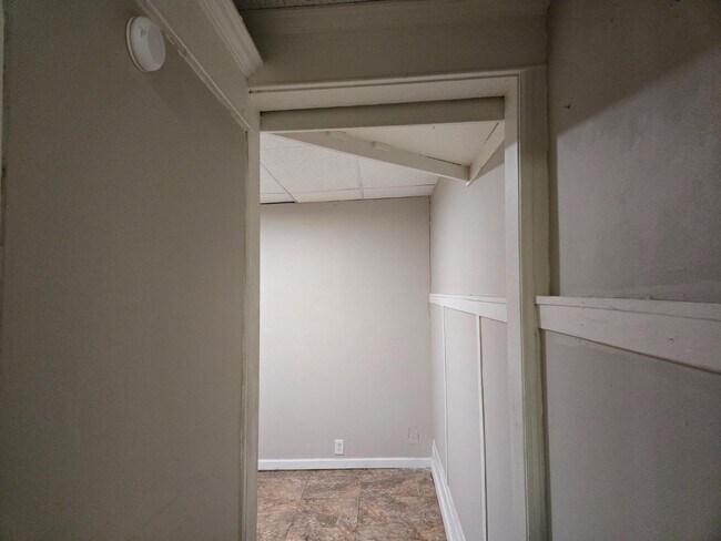 Building Photo - 300 William St