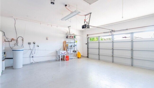 Building Photo - 3 bedroom 2 Bath home with garage, yard an...