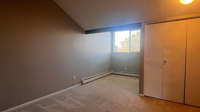 Building Photo - 3 Bed 1.5 Bath Townhome off Carefree and A...