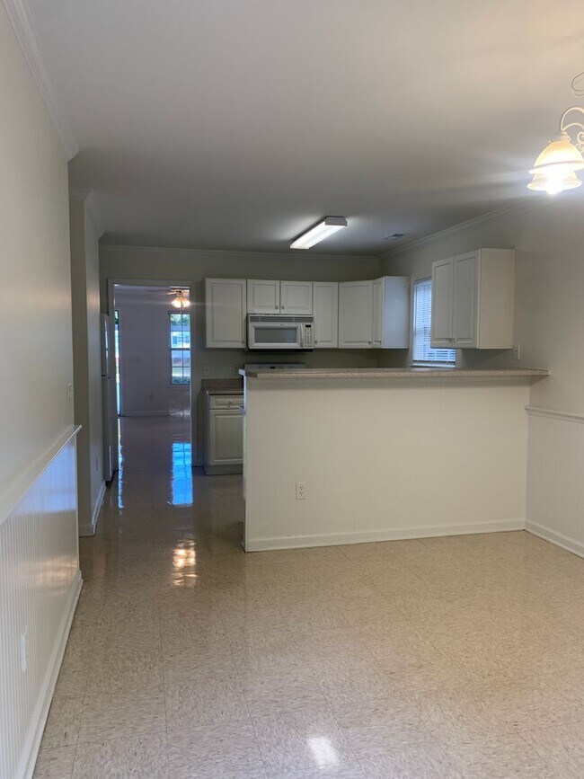 Building Photo - 3 Bedroom 2 Bath House on Victory Gardens Available Now