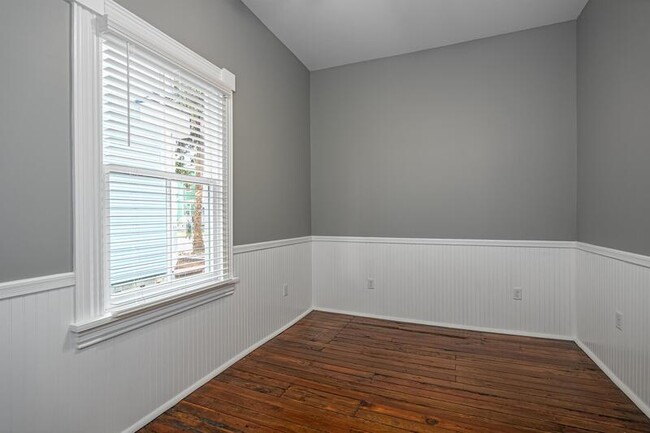 Building Photo - 507 W 38th St