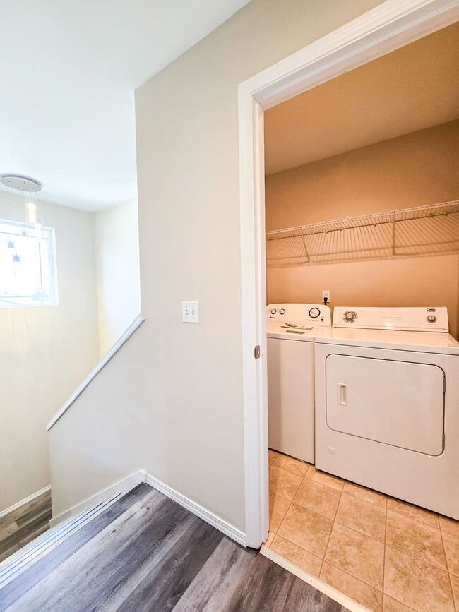 Building Photo - Broadway Area 3Bd/3.5Ba Townhouse!