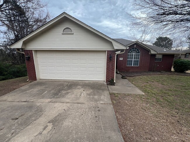 Primary Photo - House: 3 Bed, 2 Bath, 2 Car Garage.