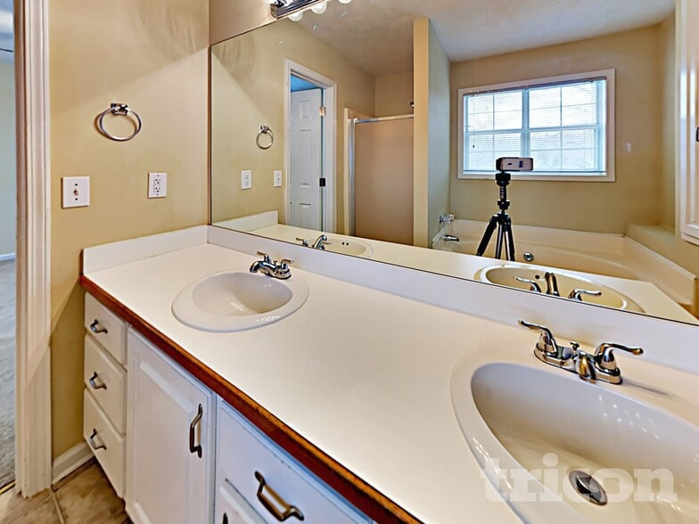 Building Photo - 3935 Piper Glen Dr NE