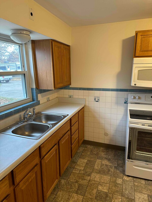 Building Photo - 4213 Applegate Ave