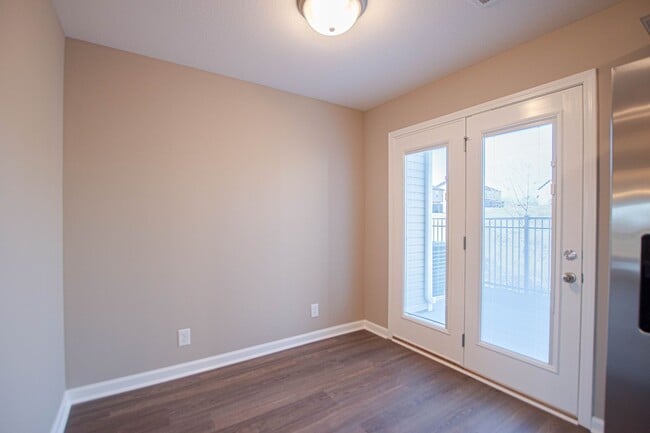 Building Photo - Like New Two Bedroom!